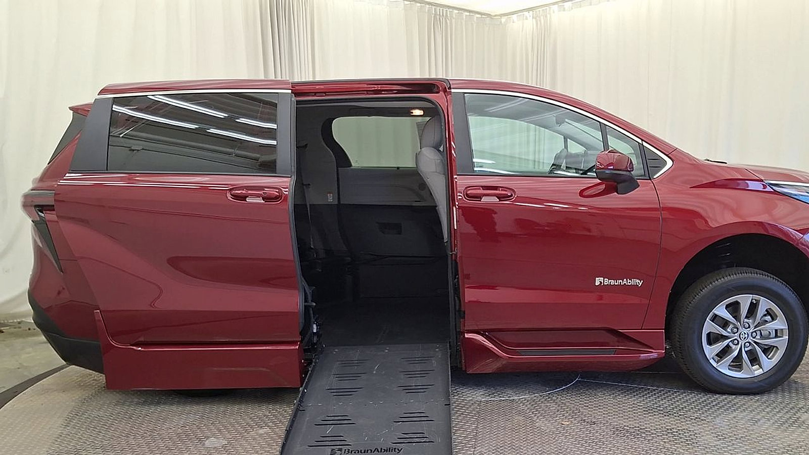 Used 2024 Toyota Sienna LE FWD image 4