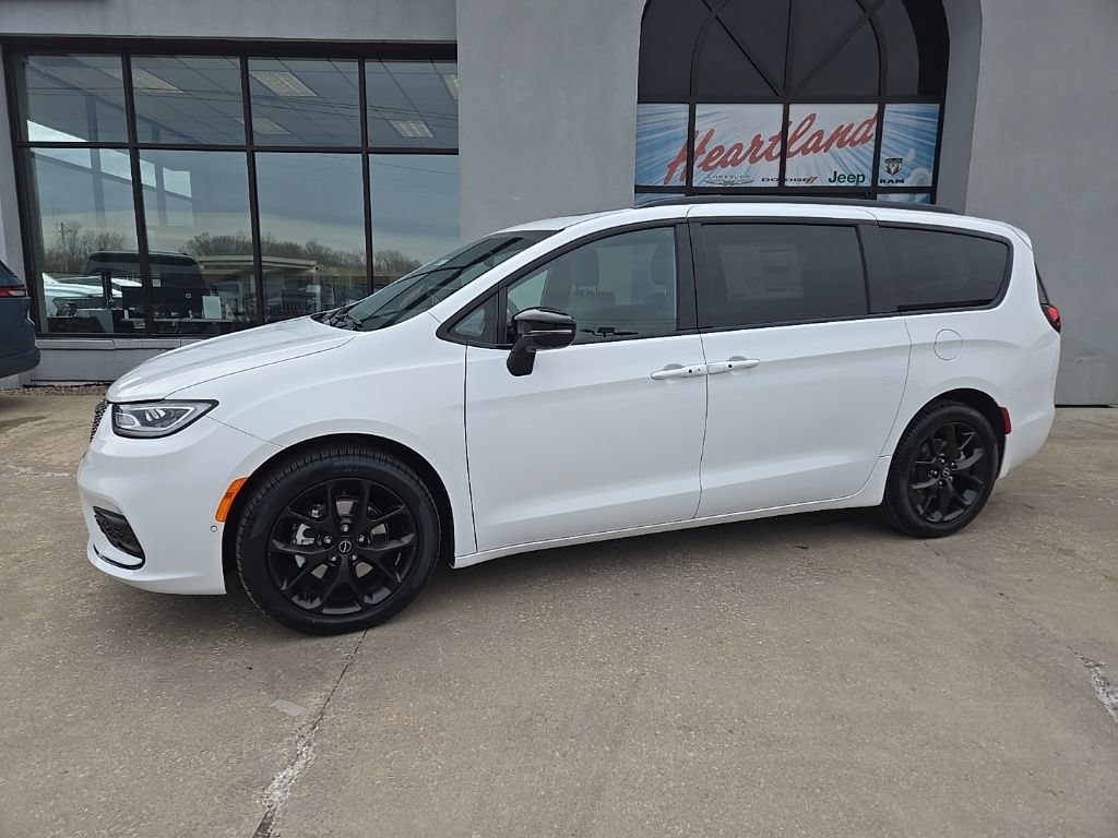 New 2026 Chrysler Pacifica Select w/ S Appearance Package FWD image 4