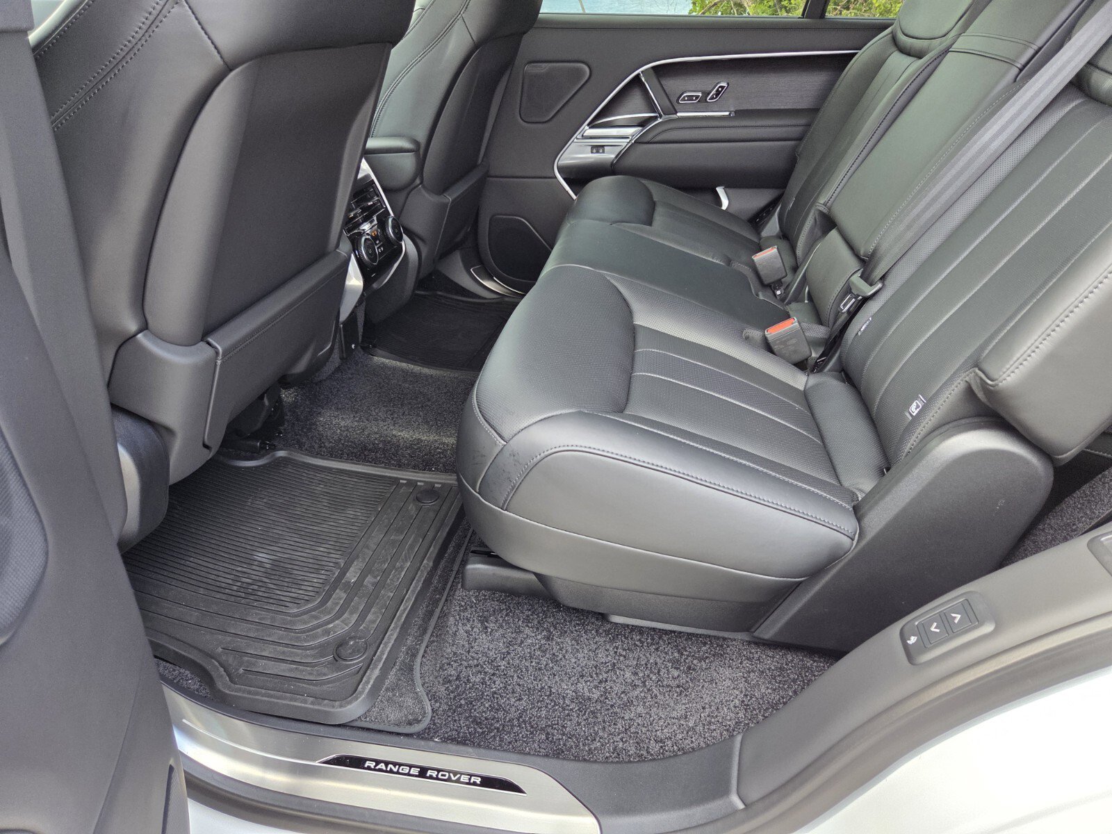 New 2025 Land Rover Range Rover Long Wheelbase SE image 12