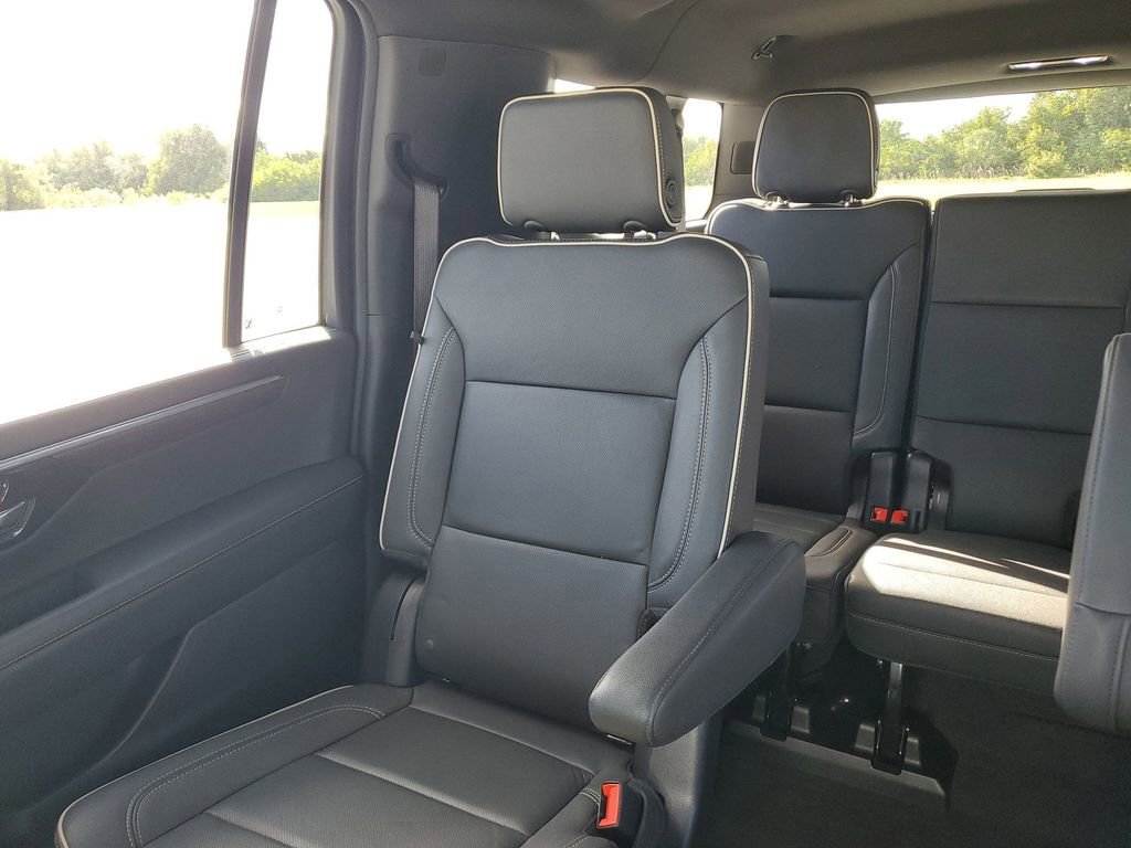 Certified 2025 Chevrolet Suburban Premier image 12