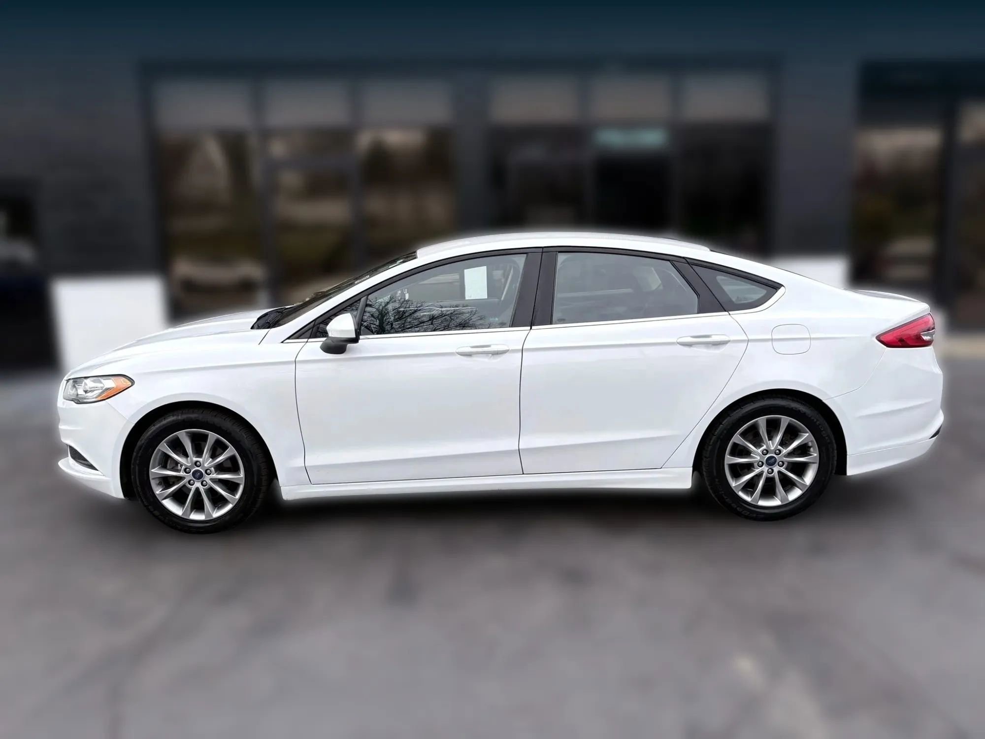 Used 2017 Ford Fusion SE w/ Fusion SE Technology Package image 2