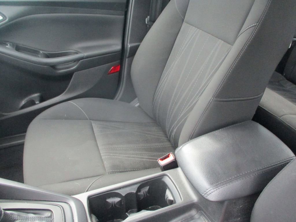 Used 2015 Ford Focus SE w/ SE Sport Package image 11