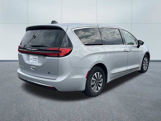 Used 2023 Chrysler Pacifica Limited FWD image 3