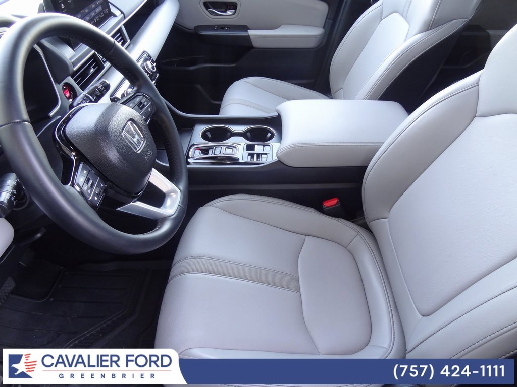 Used 2025 Honda Pilot Touring image 9