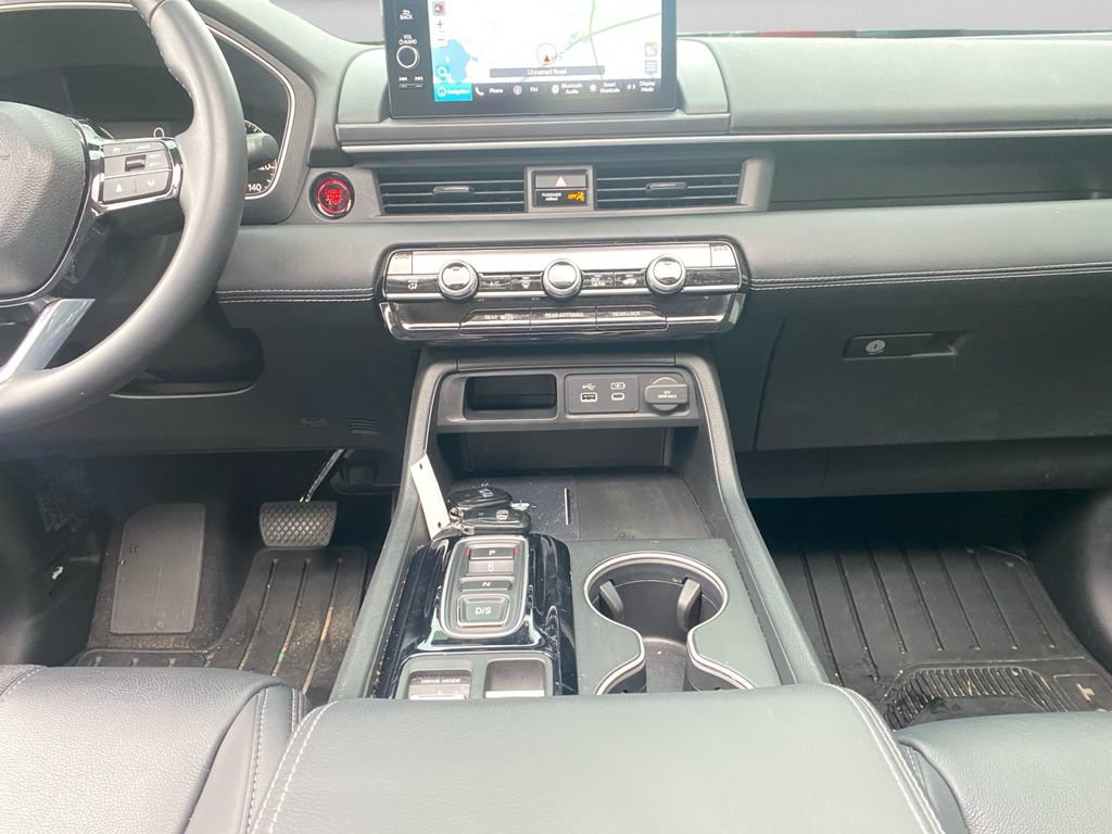 Used 2025 Honda Pilot Touring image 11