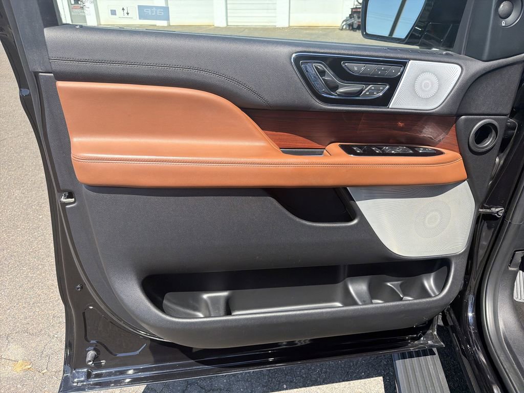 Used 2021 Lincoln Navigator Reserve w/ Luxury Package AWD/4WD image 10