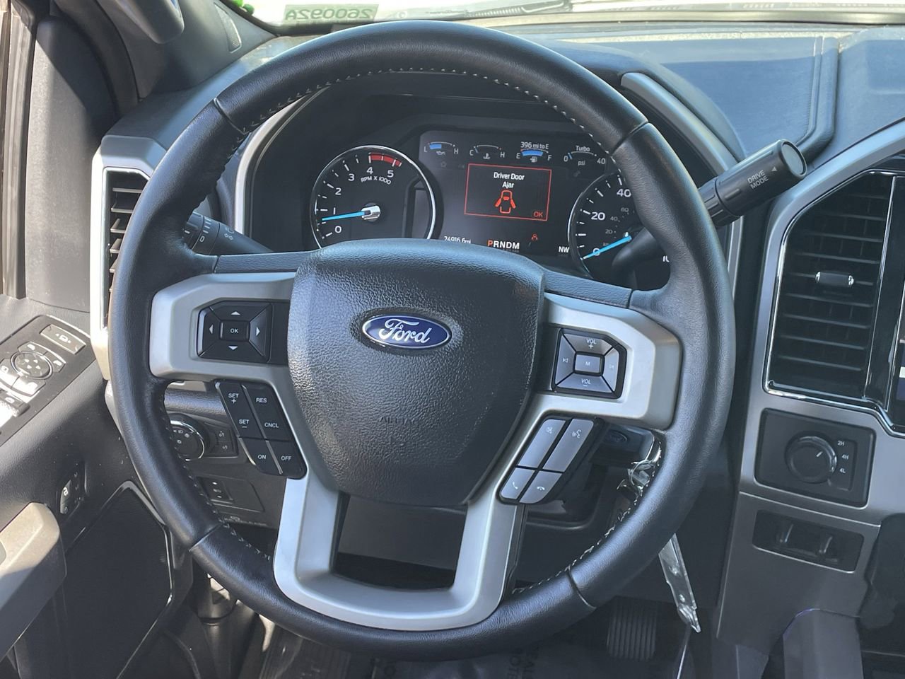 Certified 2022 Ford F350 Lariat w/ Lariat Value Package image 16