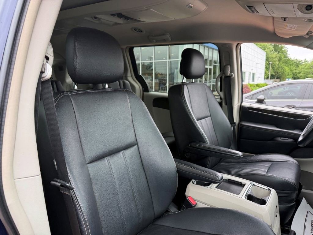 Used 2013 Chrysler Town & Country Touring FWD image 24