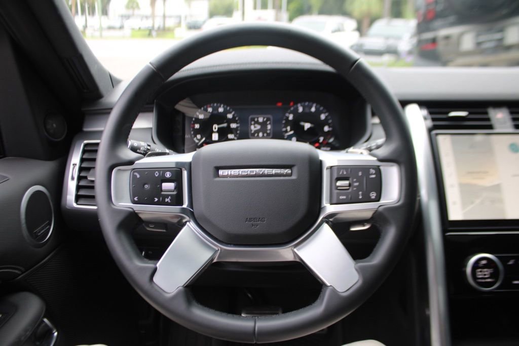 Certified 2024 Land Rover Discovery Dynamic SE image 11