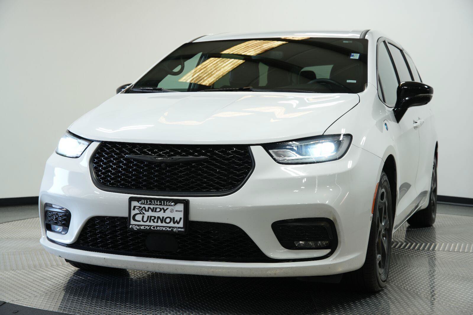 Used 2024 Chrysler Pacifica Limited FWD image 3
