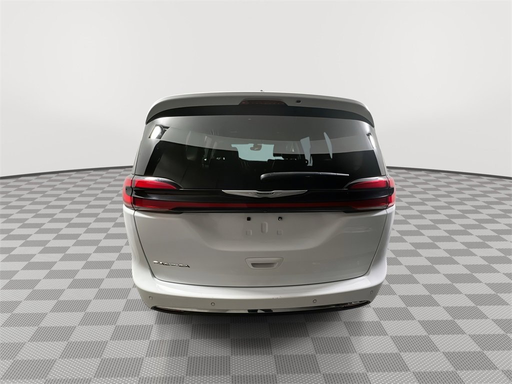 Used 2024 Chrysler Pacifica Touring-L image 7