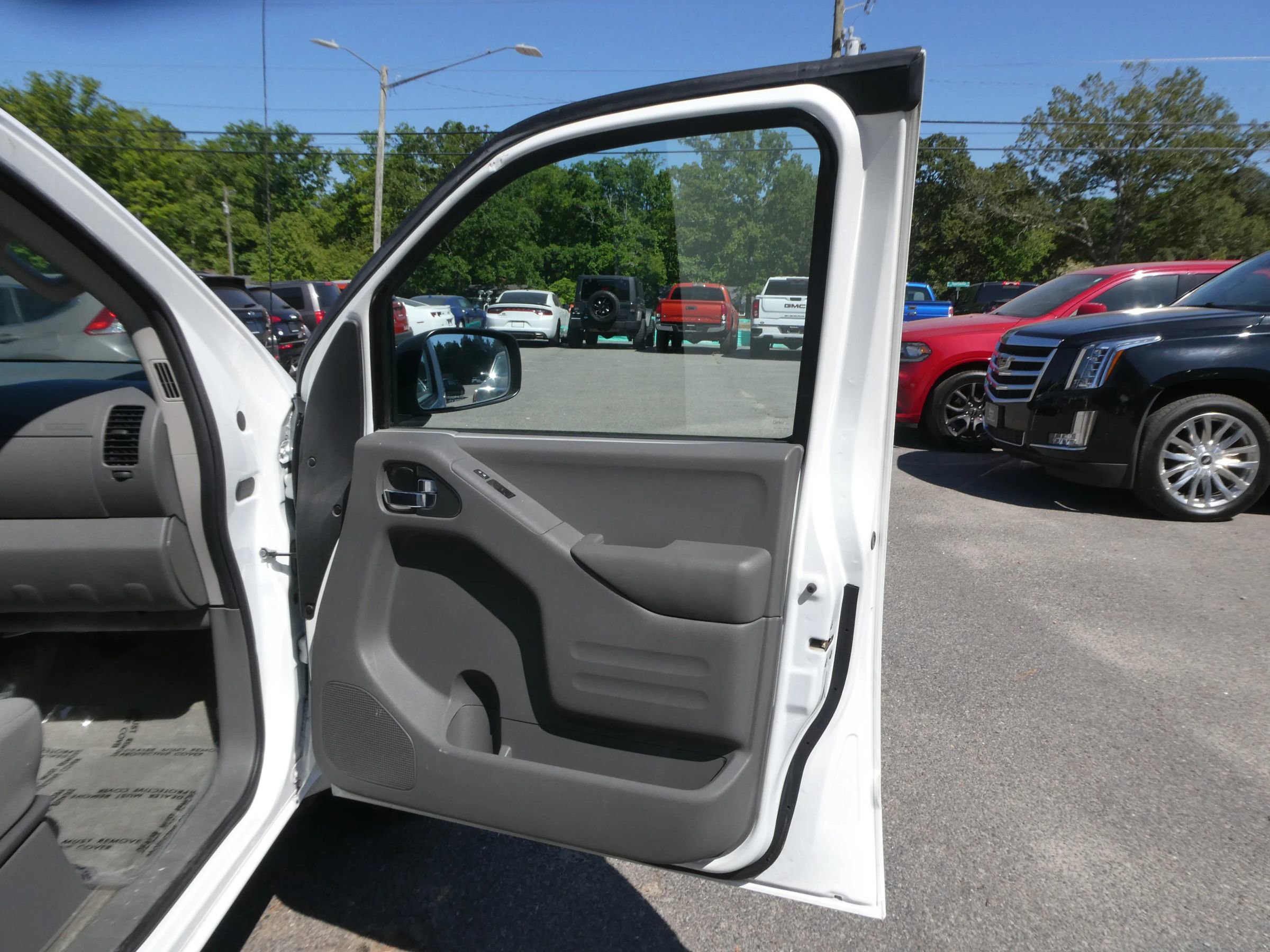 Used 2018 Nissan Frontier SV RWD image 21