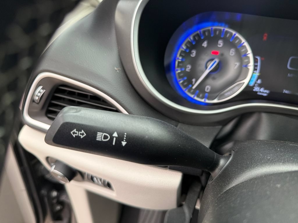 Used 2023 Chrysler Pacifica Touring-L FWD image 37