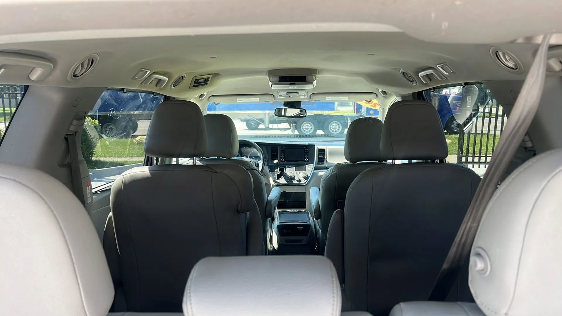 Used 2018 Toyota Sienna LE w/ Carpet Mat Package image 13