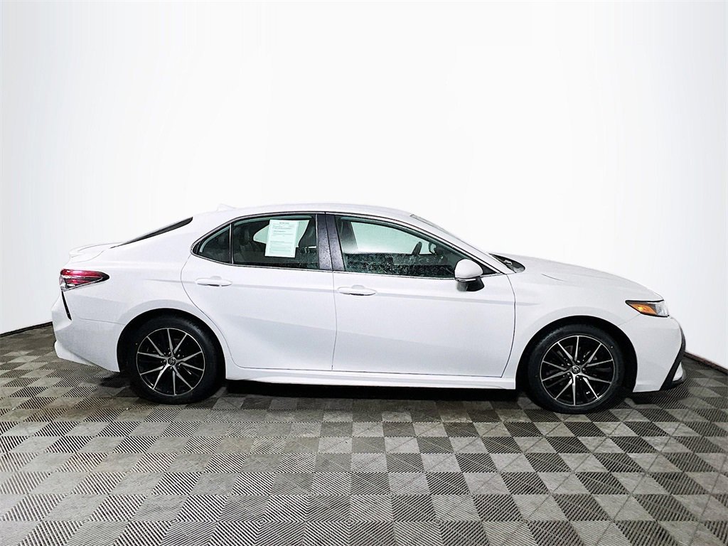 Certified 2022 Toyota Camry SE image 9