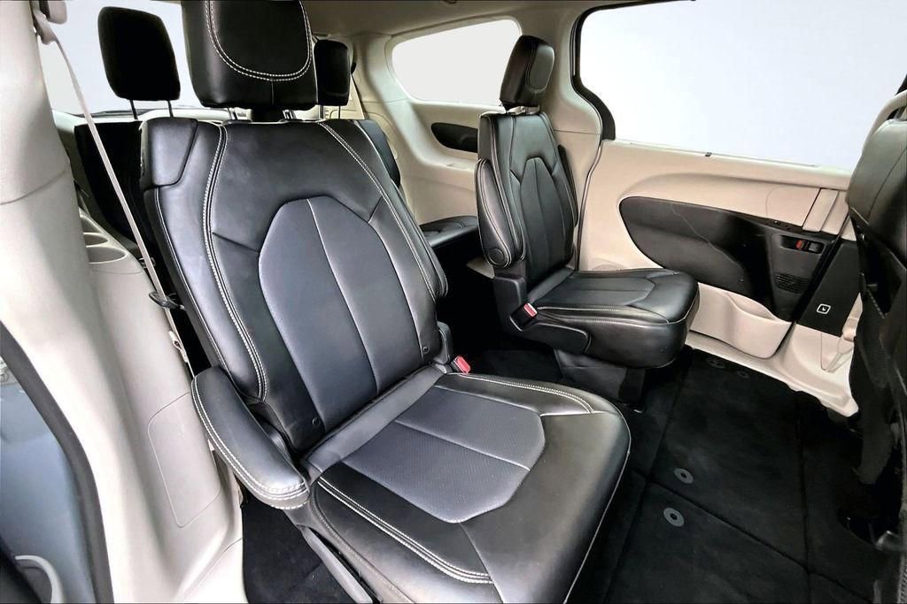 Used 2024 Chrysler Pacifica Touring-L image 27