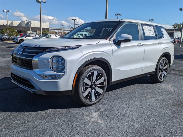 New 2025 Mitsubishi Outlander SE image 2