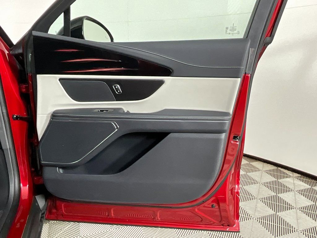 Used 2025 Lincoln Nautilus Premier image 21