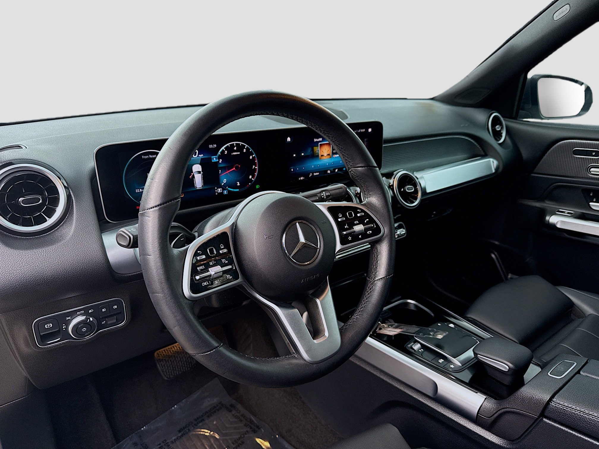 Used 2021 Mercedes-Benz GLB 250 4MATIC w/ Premium Package image 7