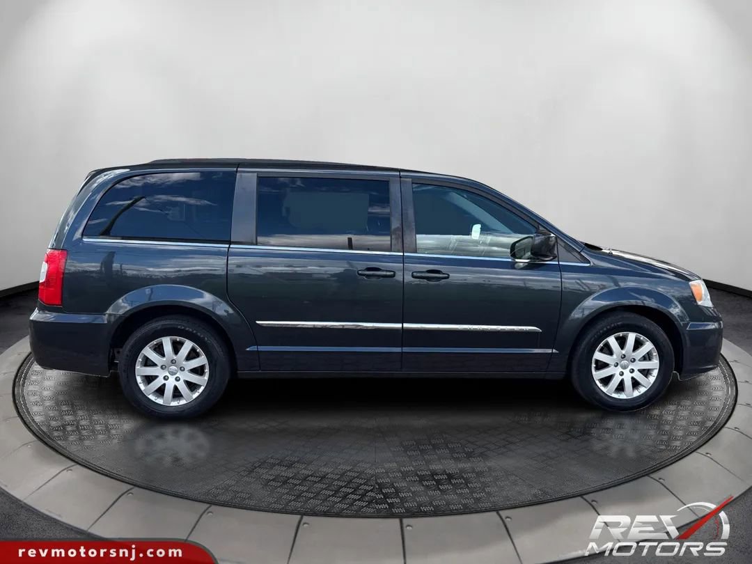 Used 2014 Chrysler Town & Country Touring image 6