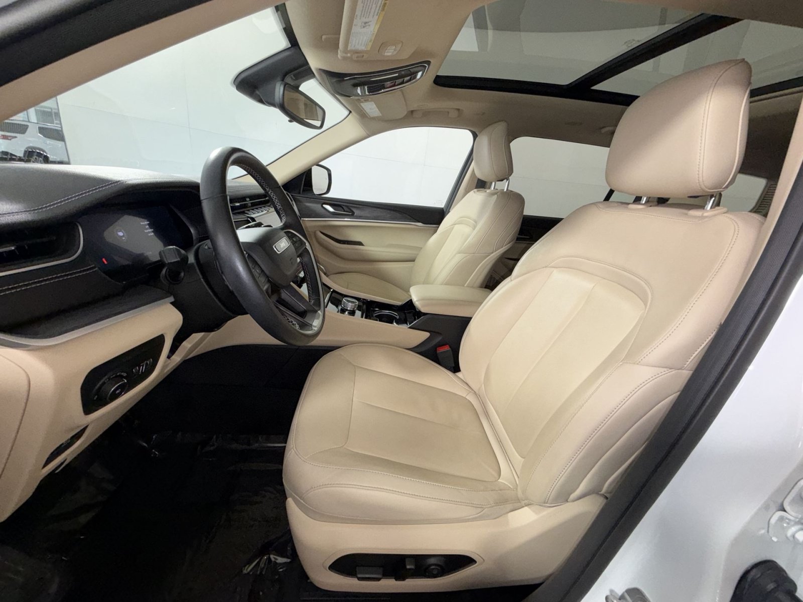 Used 2022 Jeep Grand Cherokee L Limited AWD/4WD image 13