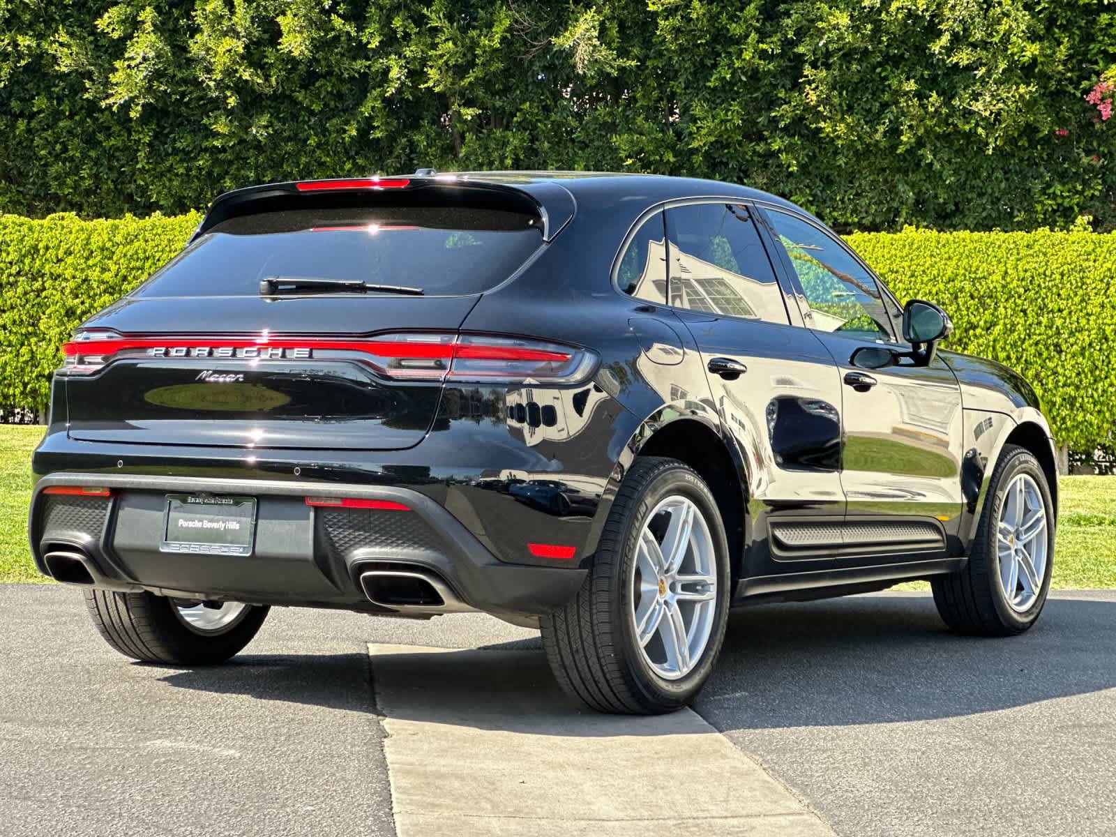 Certified 2025 Porsche Macan AWD/4WD image 8