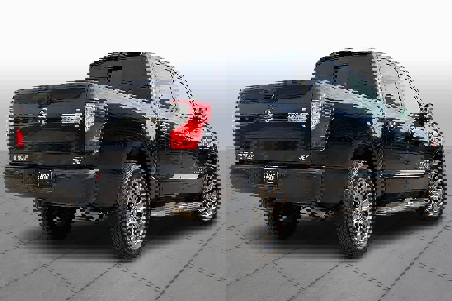 Used 2017 Nissan Titan SV image 11