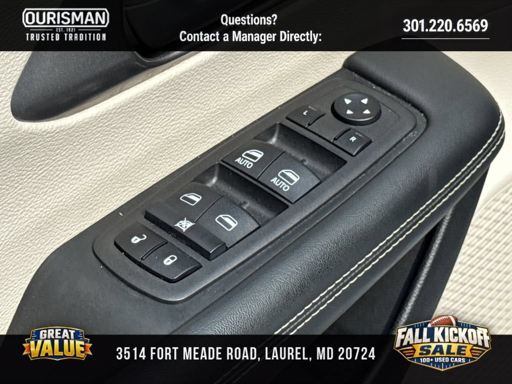 Used 2024 Chrysler Pacifica Touring-L FWD image 8