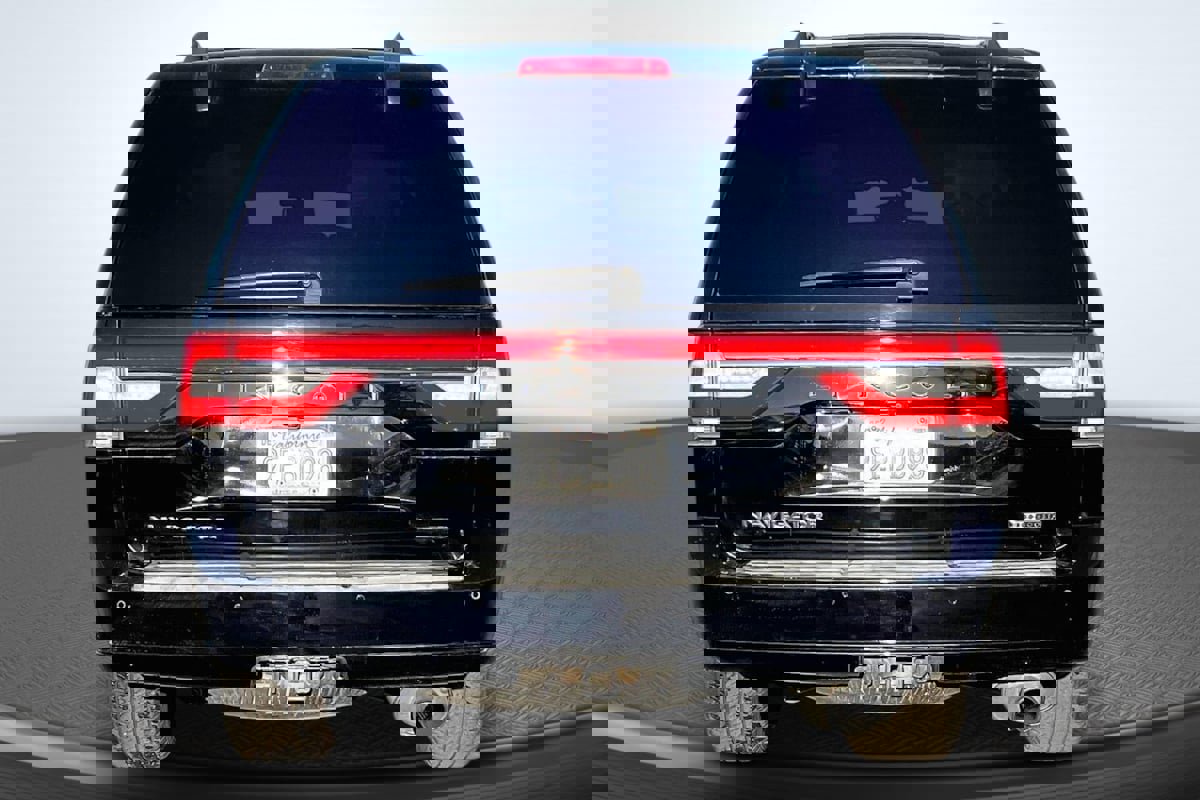 Used 2016 Lincoln Navigator Select image 4