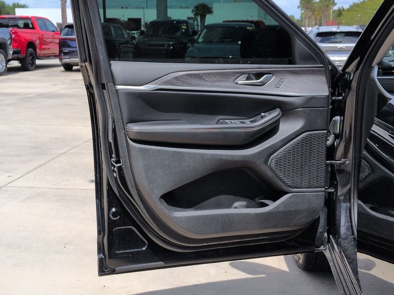Used 2024 Jeep Grand Cherokee Limited RWD image 8