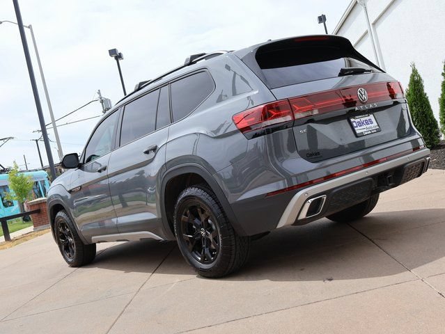 Used 2025 Volkswagen Atlas Peak Edition SE AWD/4WD image 2