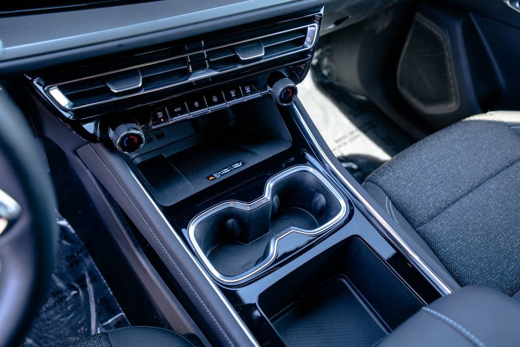 Used 2025 Chevrolet Traverse LT image 22