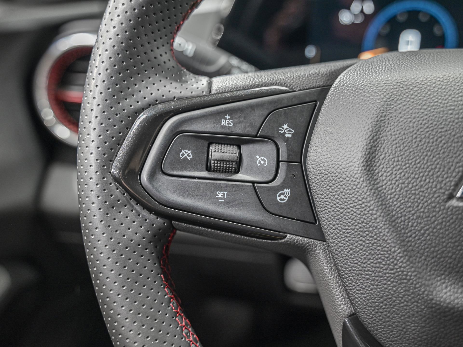 Used 2025 Chevrolet Trax RS w/ Driver Confidence Package image 18