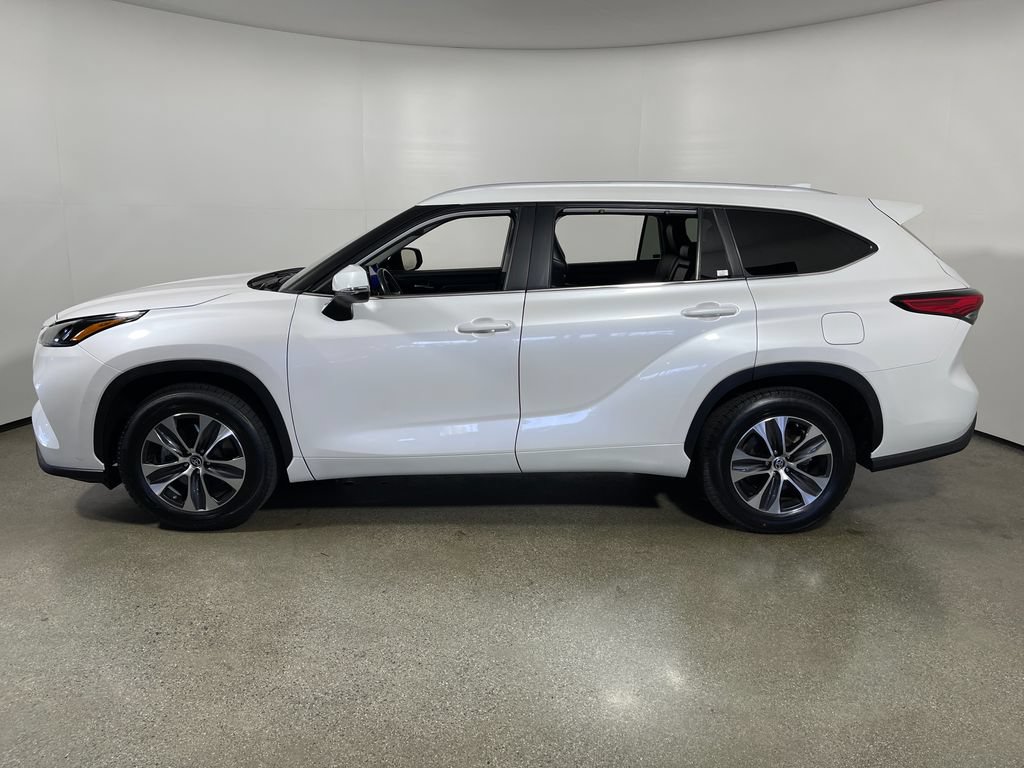 Used 2023 Toyota Highlander XLE FWD image 6