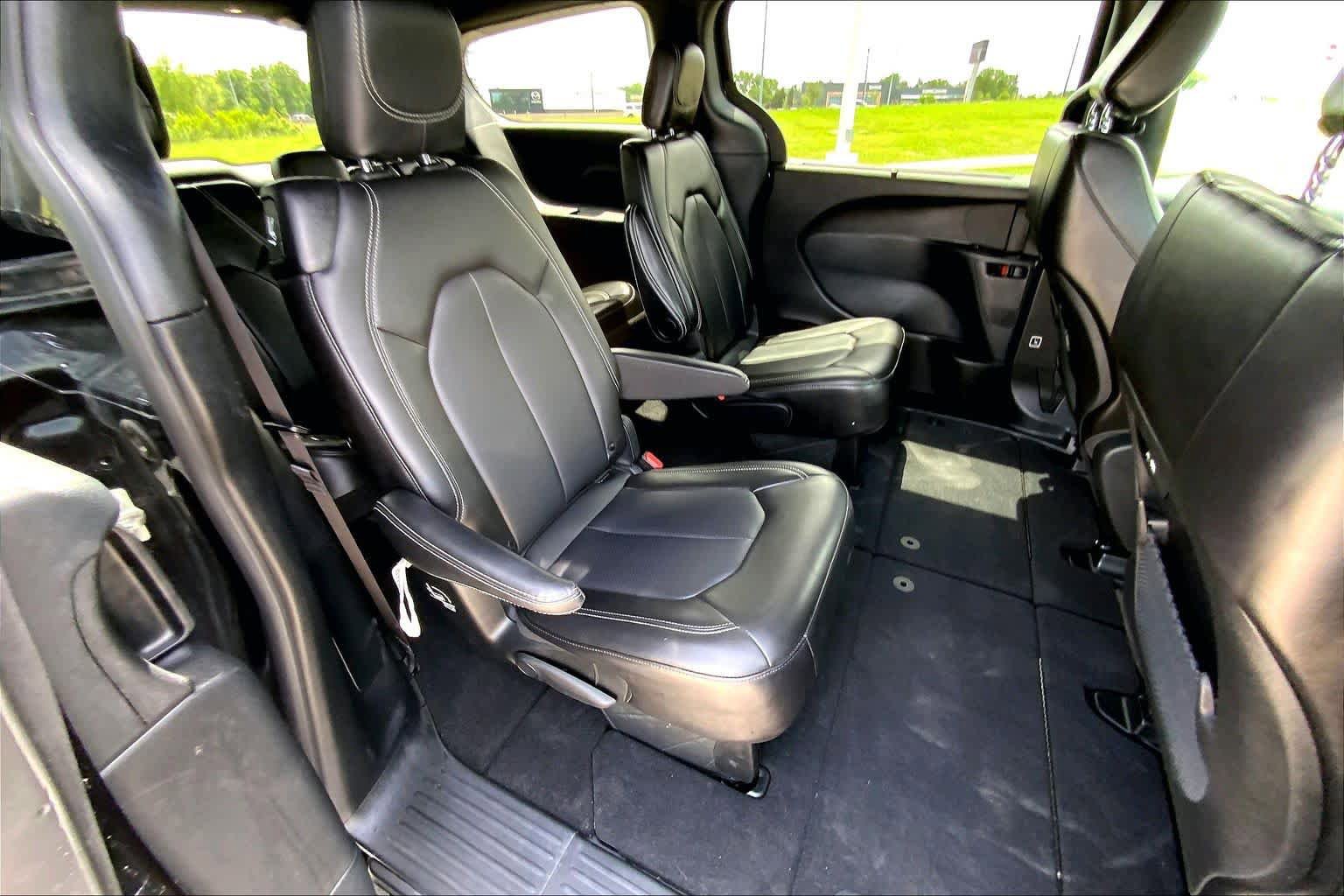 Used 2025 Chrysler Pacifica Select FWD image 19