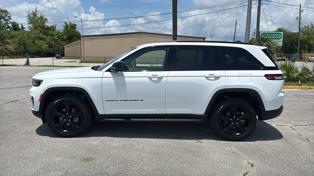 Used 2023 Jeep Grand Cherokee Altitude AWD/4WD image 3