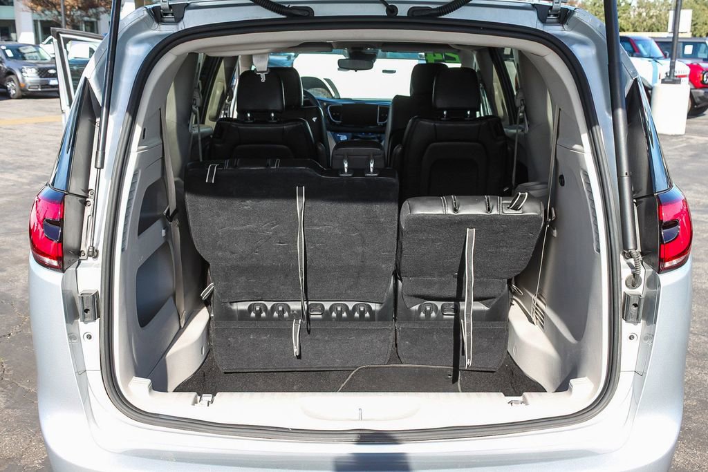 Used 2024 Chrysler Pacifica Touring-L image 32