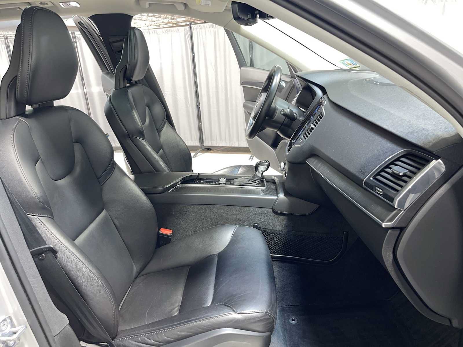 Used 2020 Volvo XC90 T5 Momentum w/ Protection Package Premier AWD/4WD image 14