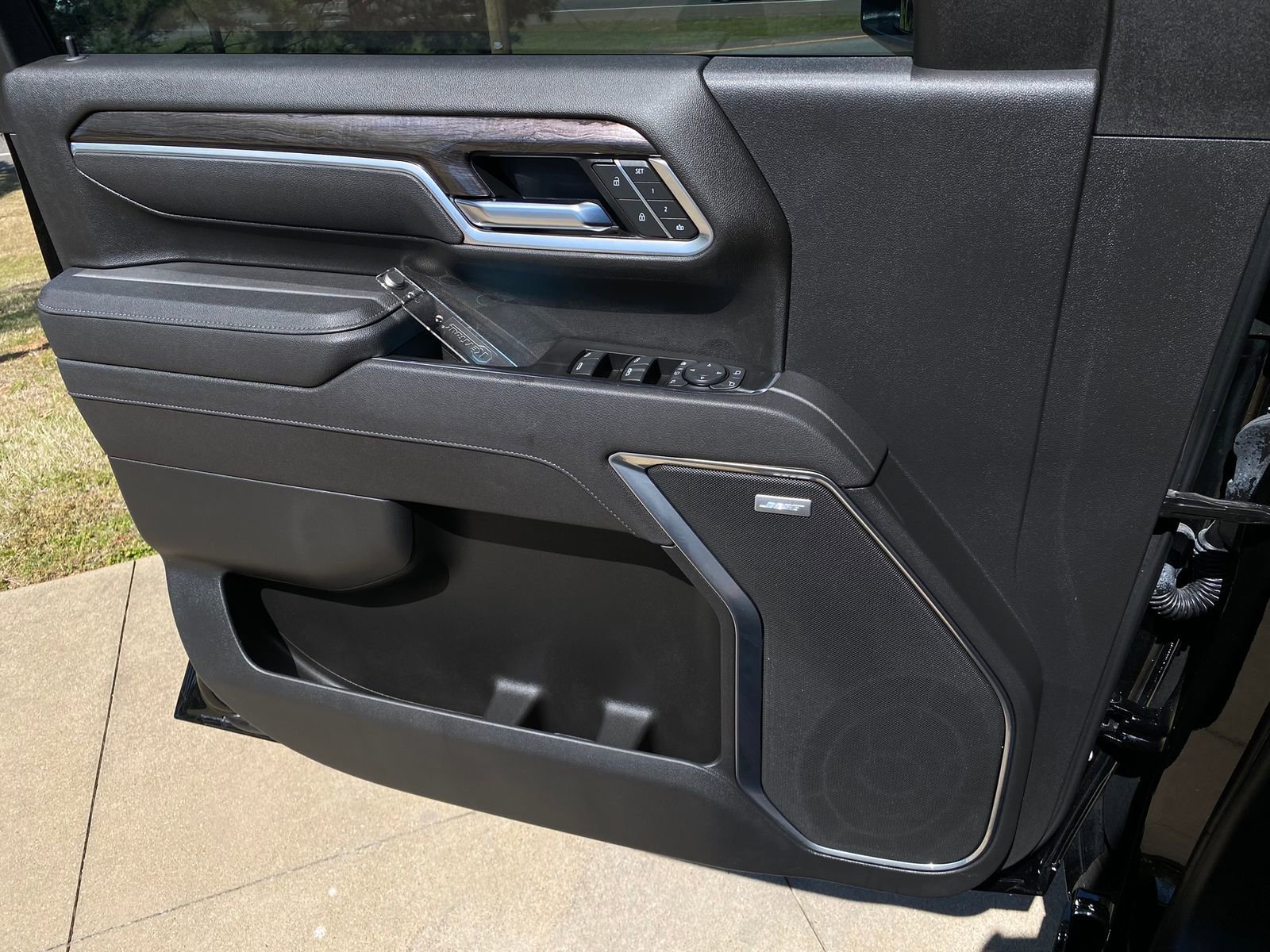 Used 2025 Chevrolet Silverado 2500 LTZ w/ LTZ Plus Package image 27