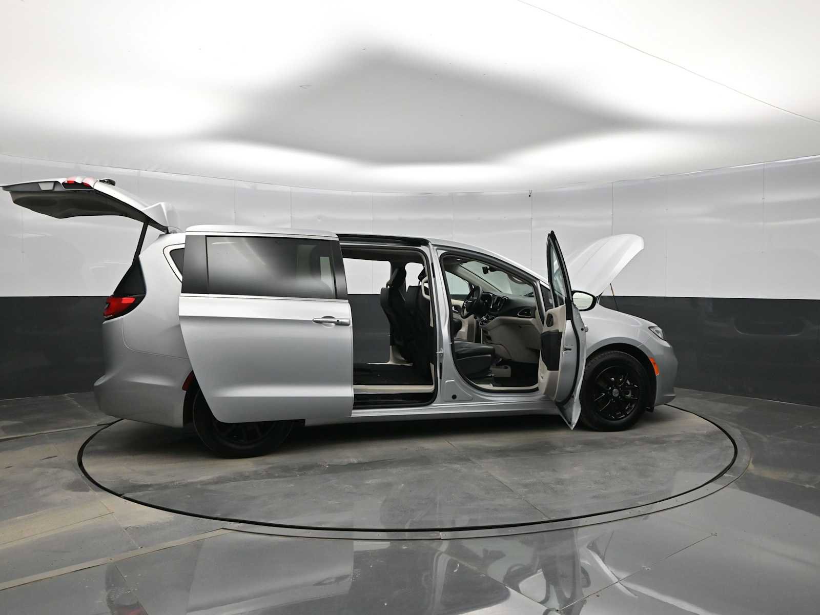 Used 2024 Chrysler Pacifica Touring-L image 41