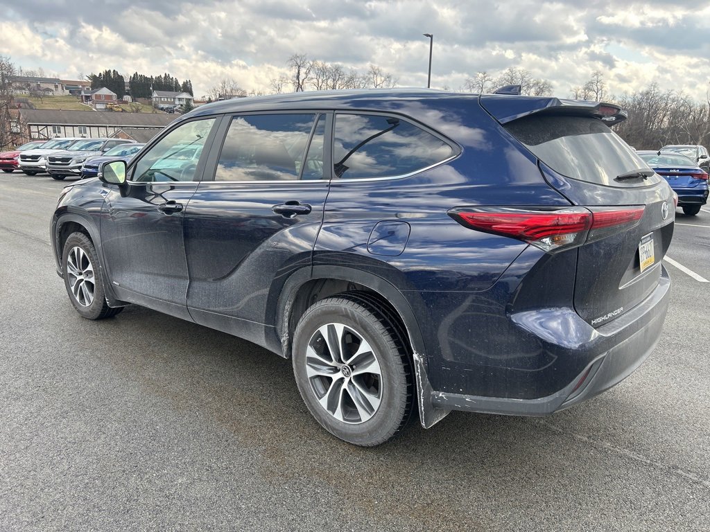 Used 2023 Toyota Highlander XLE image 4