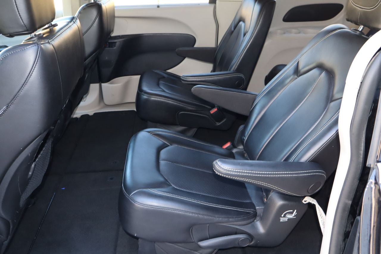 Used 2023 Chrysler Pacifica Touring-L FWD image 5