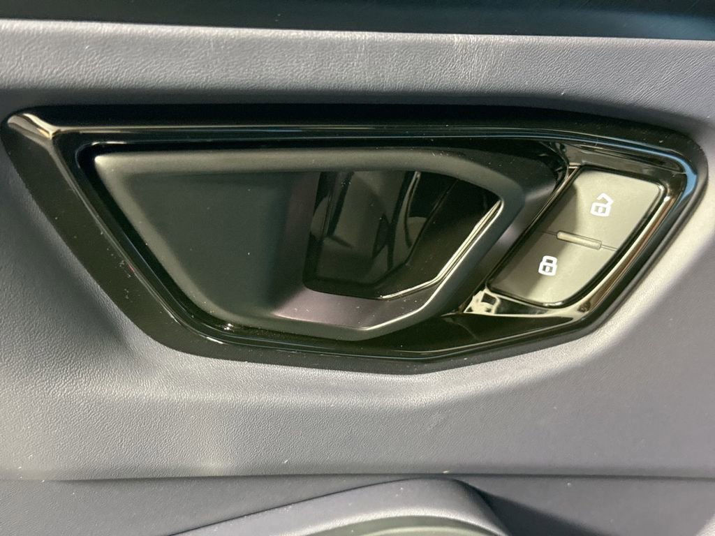 Used 2025 Lamborghini Urus SE image 24