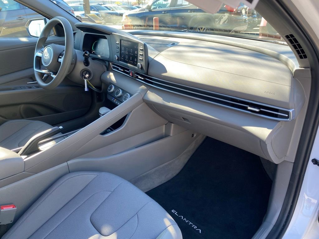 Certified 2024 Hyundai Elantra SE image 34