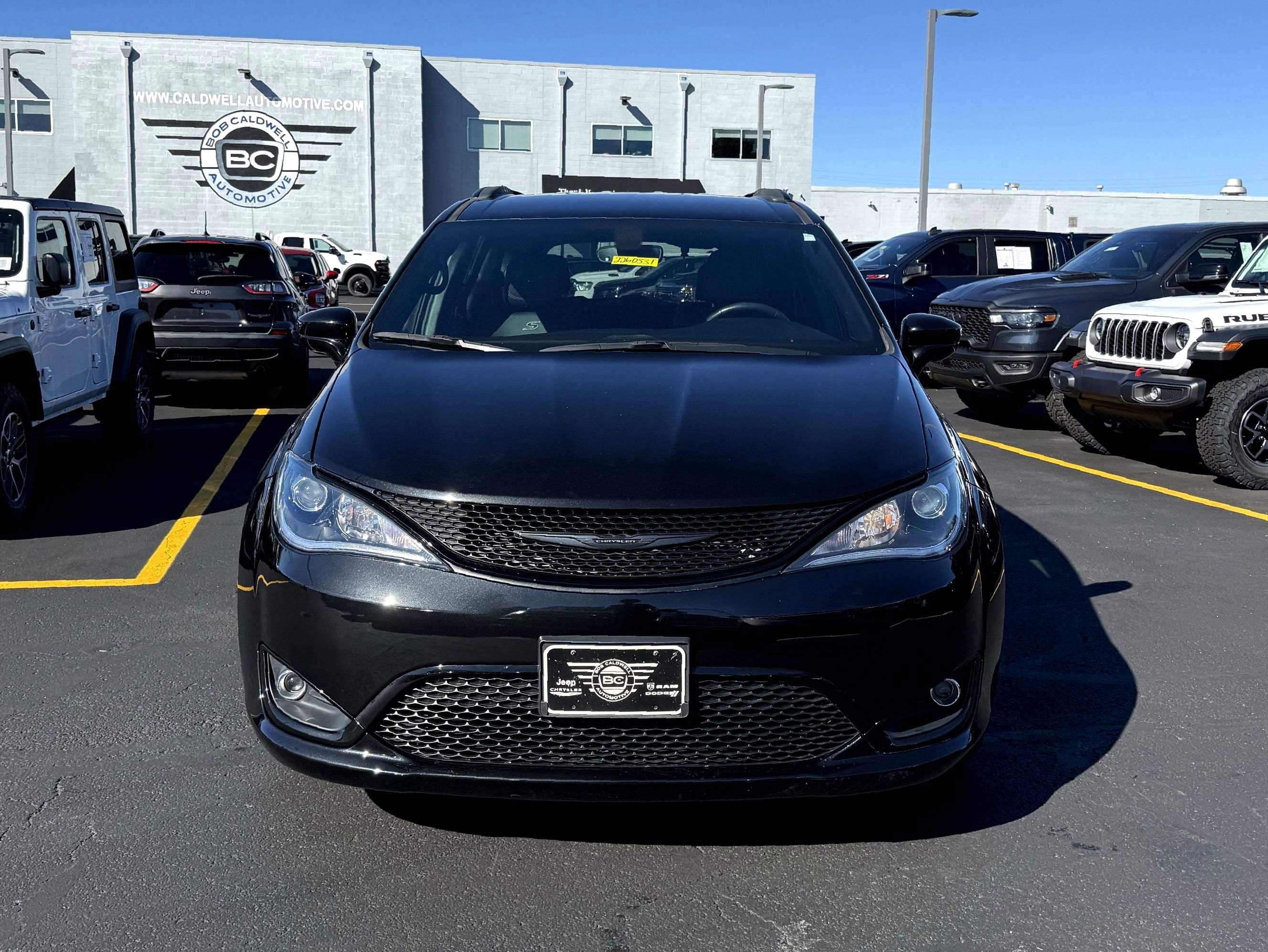 Used 2020 Chrysler Pacifica Touring-L w/ S Appearance Package image 2