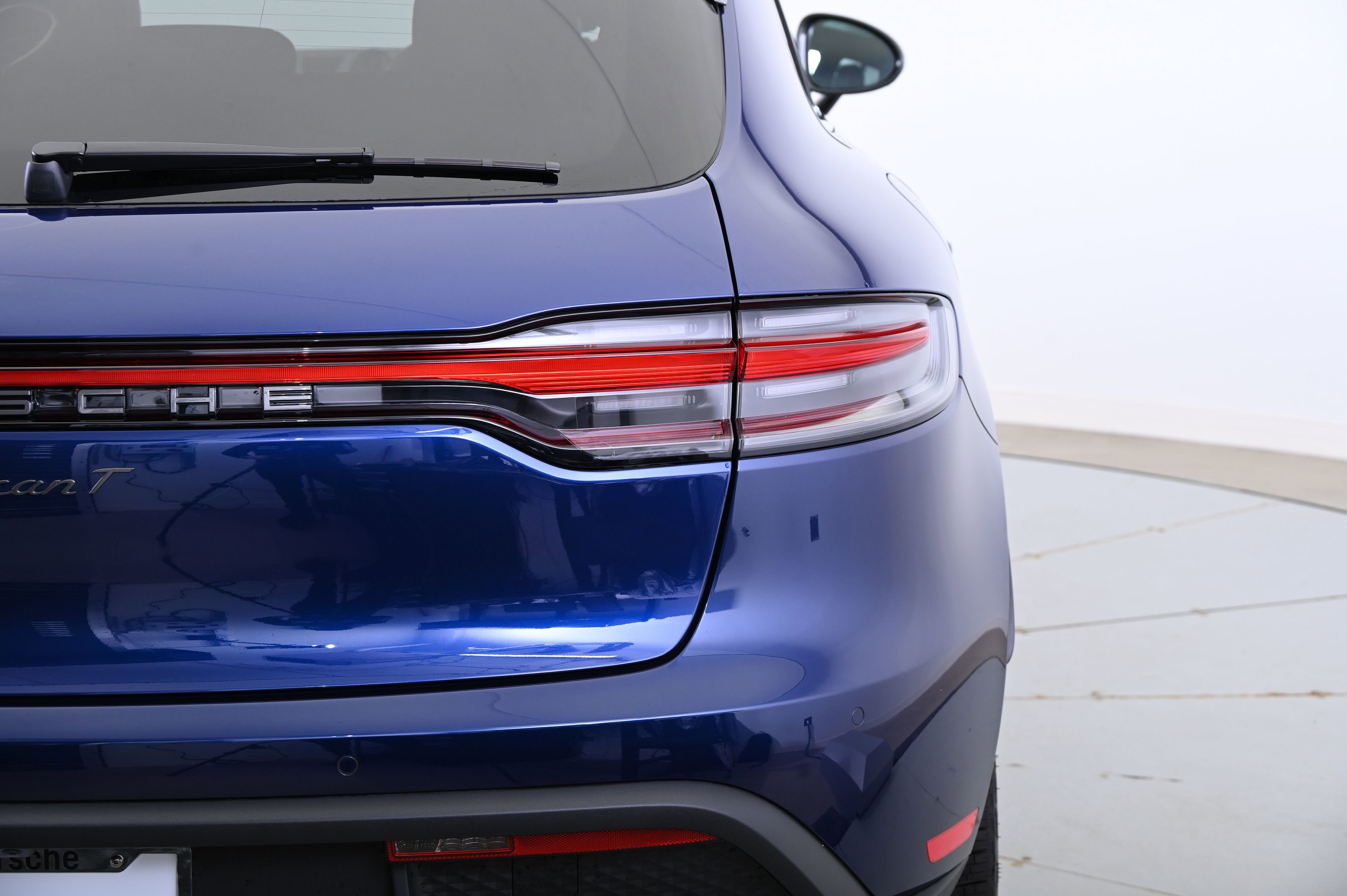 Certified 2025 Porsche Macan image 13