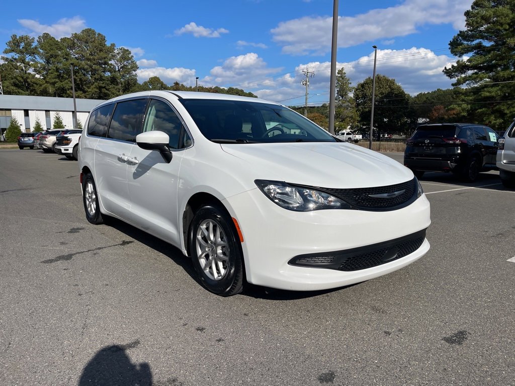 Used 2023 Chrysler Voyager LX image 4