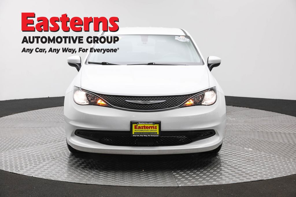 Used 2022 Chrysler Voyager LX image 2