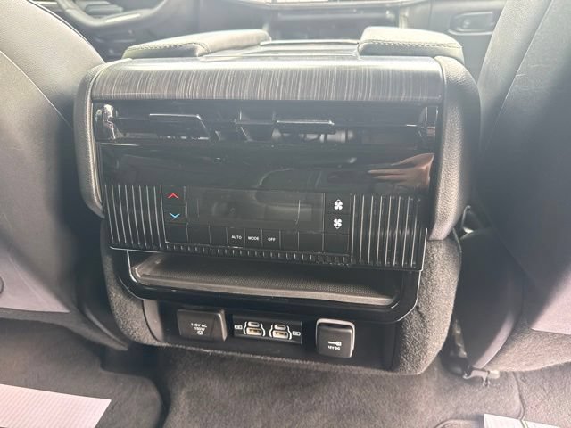 Used 2023 Jeep Wagoneer L Series II AWD/4WD image 17