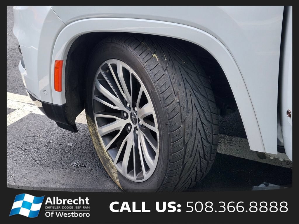 Used 2024 Jeep Grand Wagoneer L Series III AWD/4WD image 37